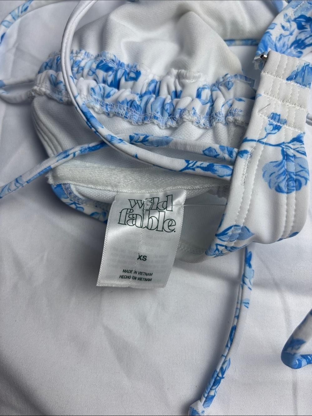 NWOT wild fable White and Blue Floral Bikini Top. Sz XS - Picture 3 of 3